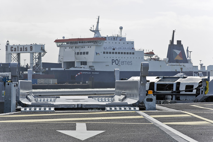 Entretien : La principale raison d’être de VIIA est de faciliter l’accès aux trains aux sociétés de transport routier, selon un processus simple, rentable et écologique sur le long terme. 4 Le terminal de l’autoroute ferroviaire situé dans le port de Calais offre la possibilité de relier le réseau ferré au réseau maritime pour obtenir un service global à destination du Royaume-Uni.
