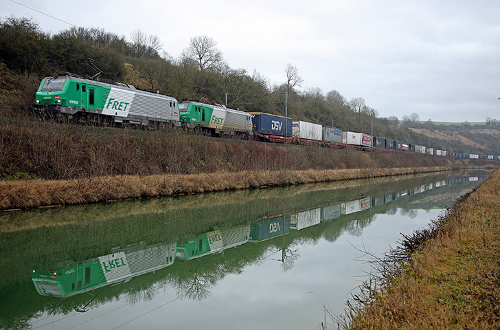 Entretien : La principale raison d’être de VIIA est de faciliter l’accès aux trains aux sociétés de transport routier, selon un processus simple, rentable et écologique sur le long terme. 5 Interview: The main raison d’être of VIIA is to facilitate carriers’ access to trains in a simple, profitable, and ecologically sustainable way.